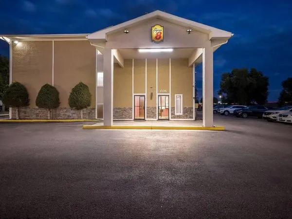 Super 8 by Wyndham Cos/Hwy. 24 E/PAFB Area