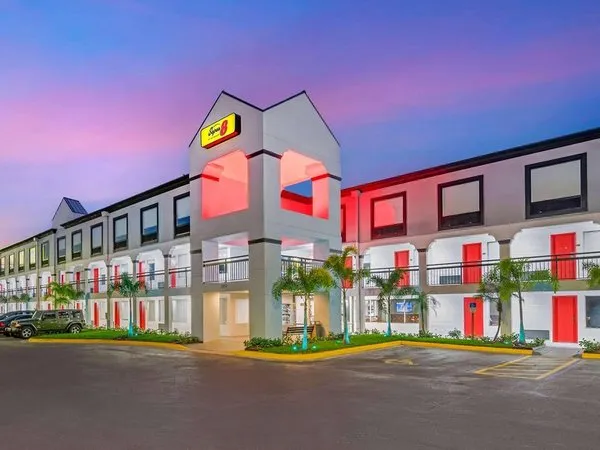 Super 8 by Wyndham Orlando Near Florida Mall