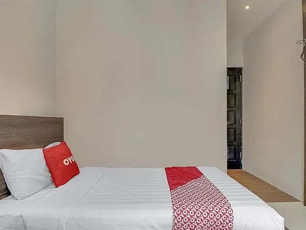 Super OYO Capital O 90726 The Regia Cihampelas Hotel