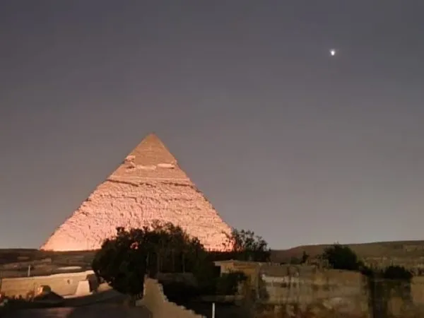 The Gate Hotel Front Pyramids & Sphinx View
