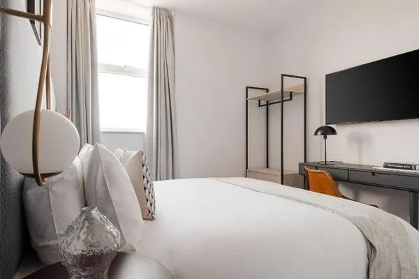 The Henry Hotel Bayswater, Sonder