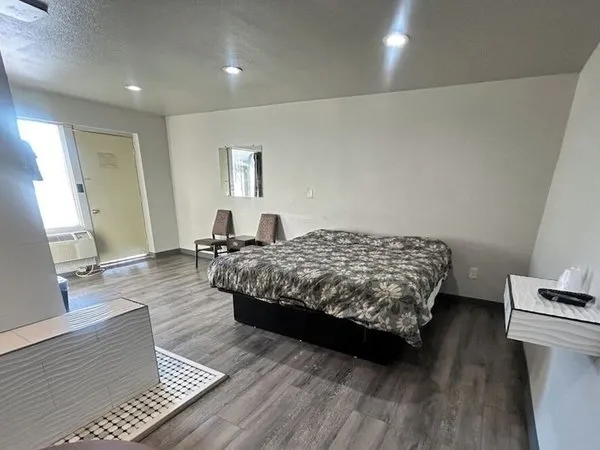 The Queen B Motel