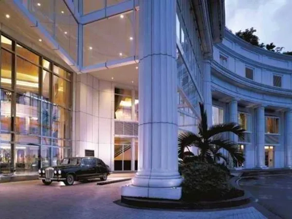 The Ritz-Carlton Jakarta, Mega Kuningan