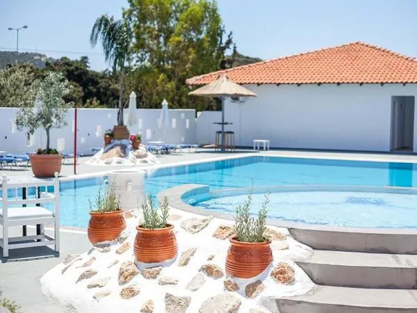 Tinas Plus Hotel