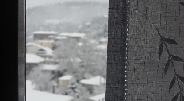 To Balcony Tis Agorianis
