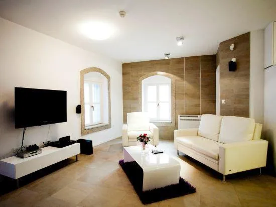 Toni Palace
