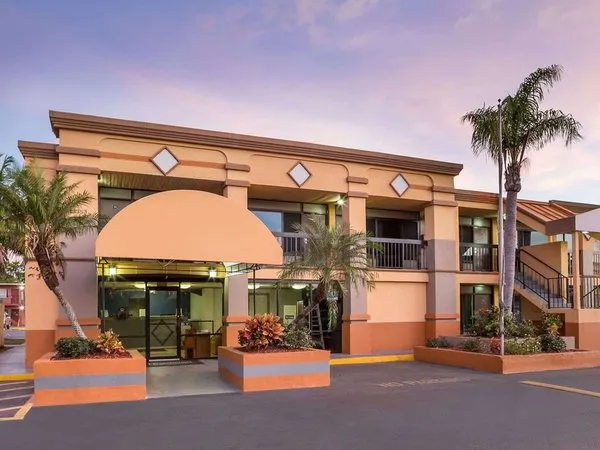 Travelodge by Wyndham Fort Myers North