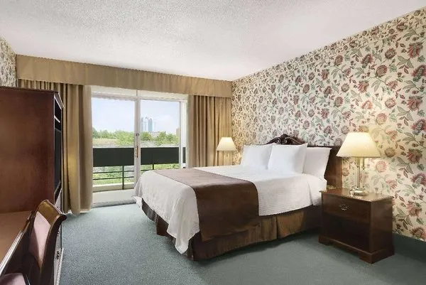 Travelodge by Wyndham Niagara Falls Fallsview