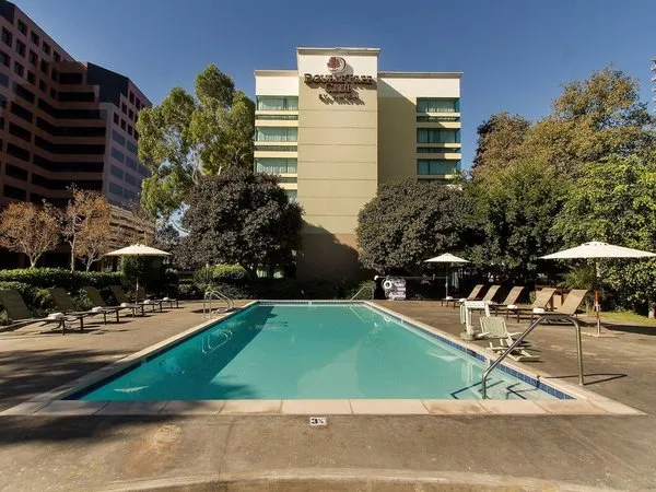 Lakeside Orange County Airport Hotel