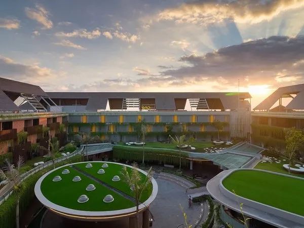 YELLO Hotel Kuta Beachwalk Bali