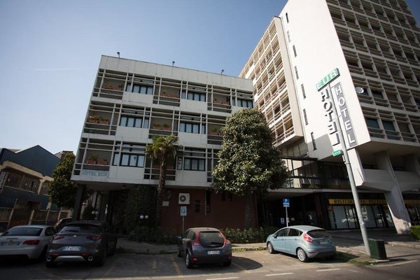 iH Hotels Milano Eur Trezzano sul Naviglio in Trezzano sul Naviglio All Inclusive Ferien